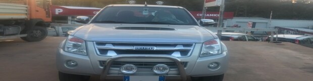 Allestimento Isuzu D-Max : assetto rialzato, rollbar con fari, gancio ed abbellimenti carrozzeria